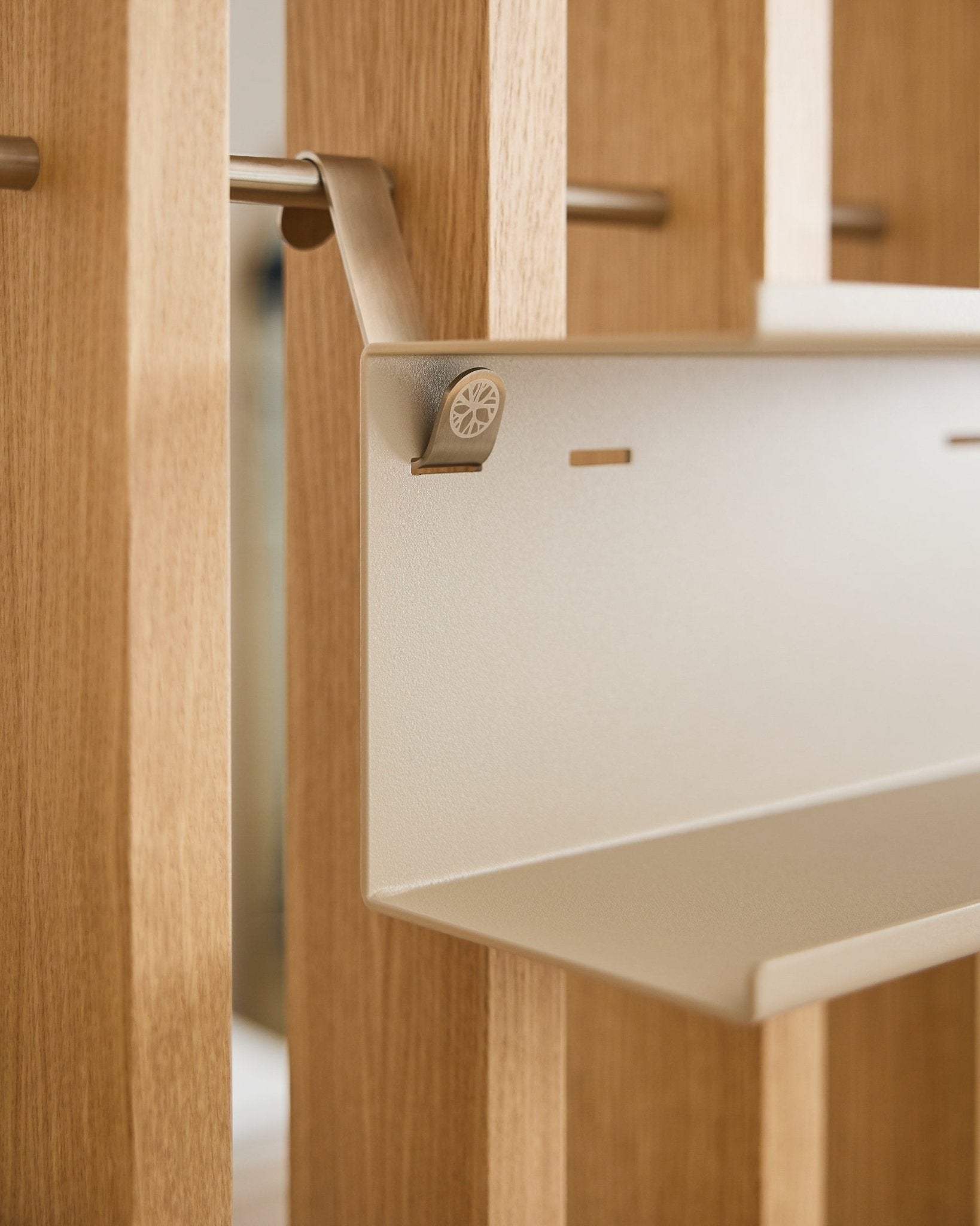Närbild av Nell | Double Metal Shelf / BM1 från WoodUpp, en 31,7 cm beige steel hylla i minimalistisk design monterad på en nordisk akustisk ribbvägg i trä.